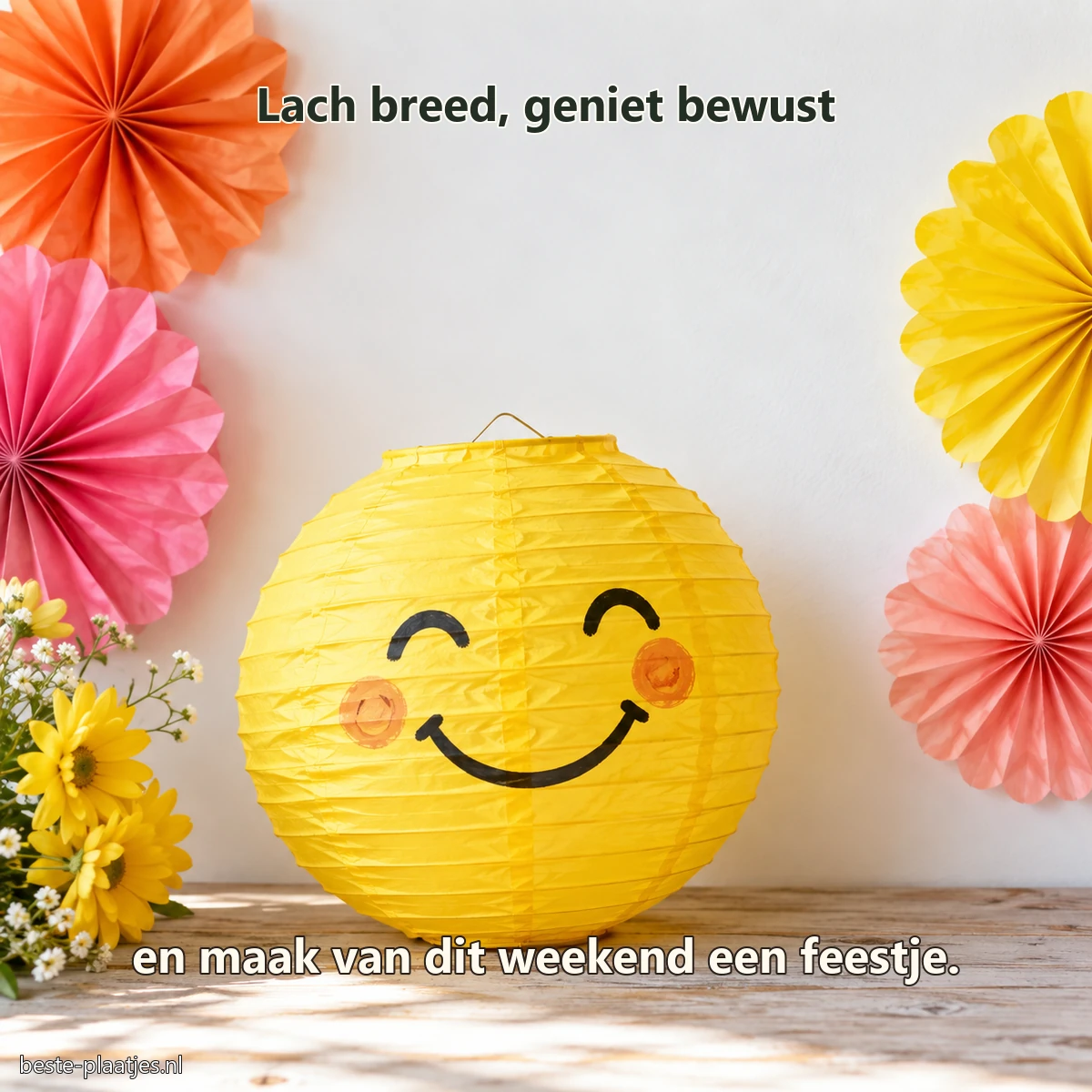 Een handgemaakte gele lampion met glimlach staat tussen kleurrijke papieren rozetten. Een handgemaakte gele lampion met glimlach staat tussen kleurrijke papieren rozetten.