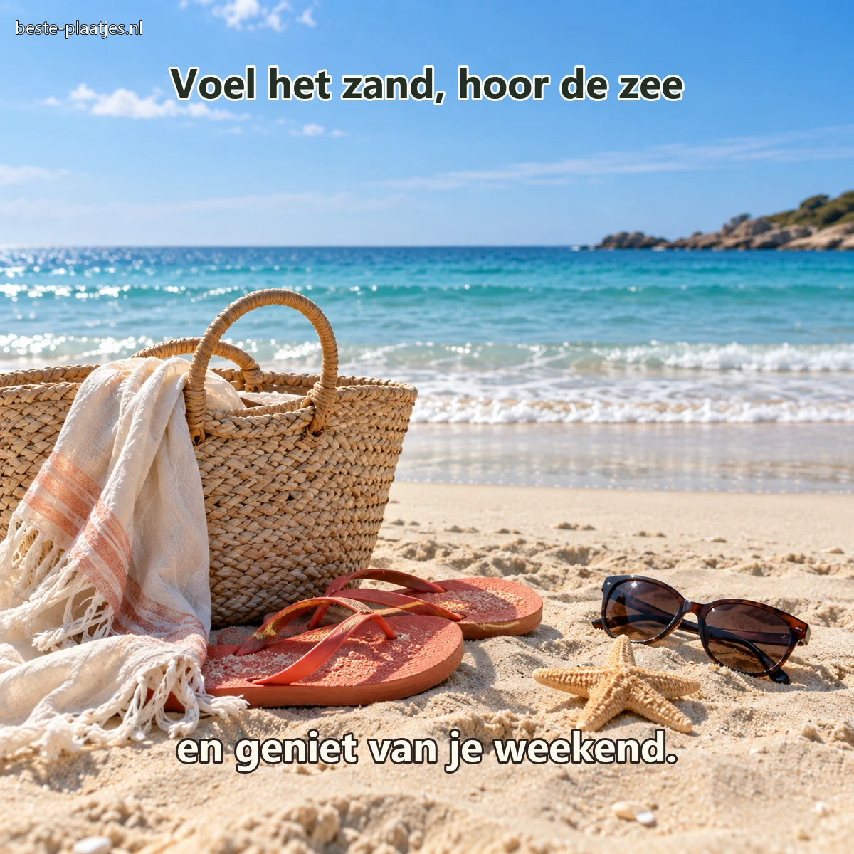 Een strandtas, sandalen, zonnebril en zeester liggen op licht zand bij zee. Een strandtas, sandalen, zonnebril en zeester liggen op licht zand bij zee.
