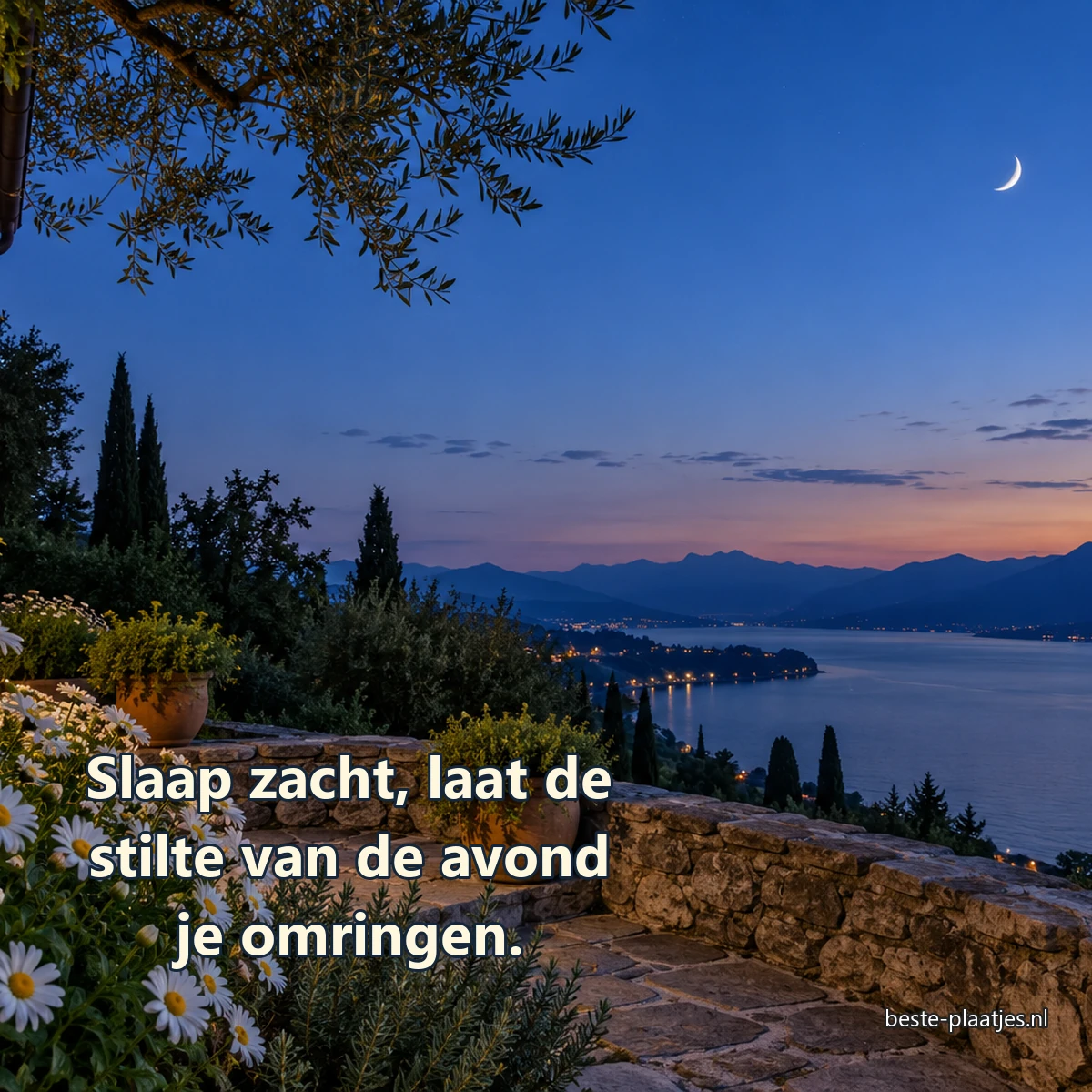 Een maansikkel hangt boven een bloeiende tuin en een stil meer.