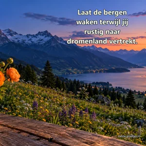Een vaas met bloemen staat bij een bergweide tijdens het blauwe uur.