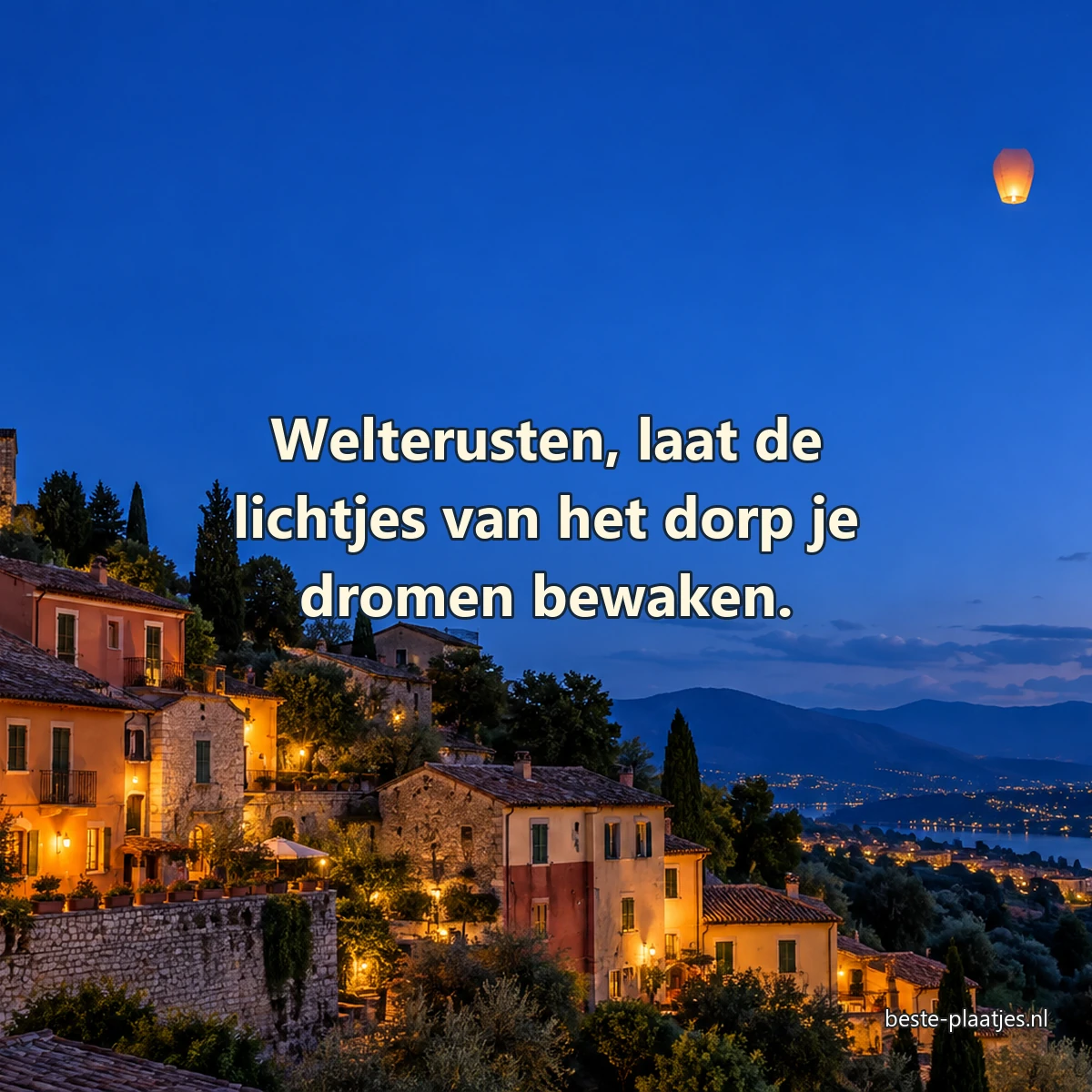 Een kleurrijk bergdorp gloeit tijdens het blauwe uur onder een lampion.