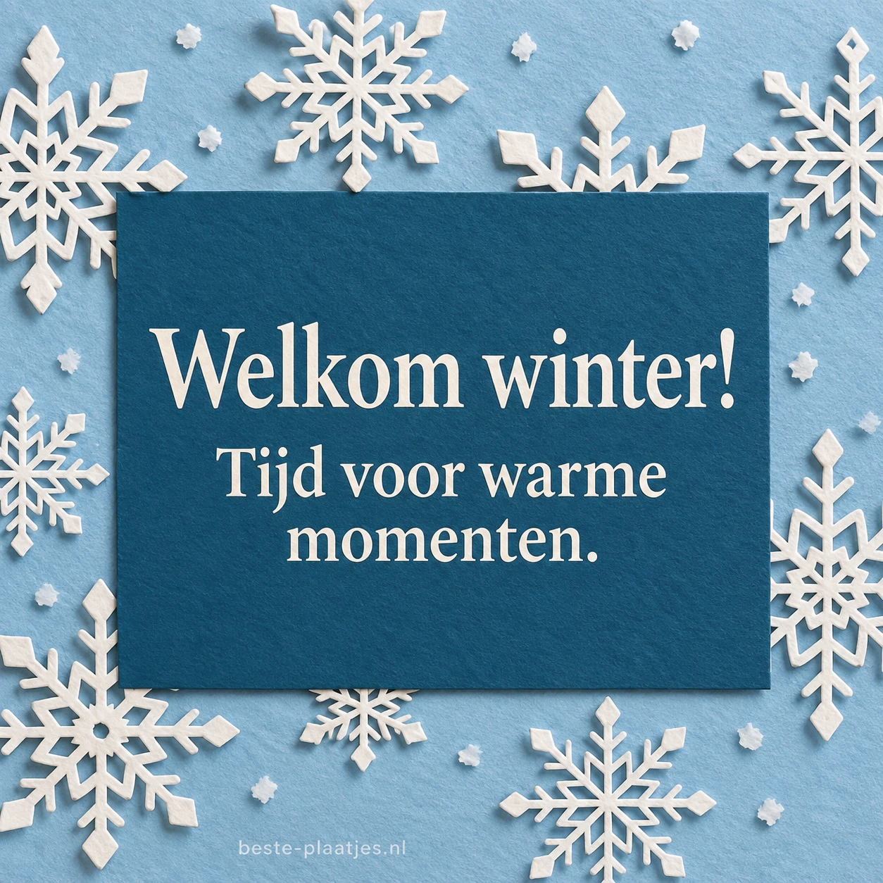 Een blauwe sneeuwvlokkenkaart verwelkomt de winter met een wens voor warme momenten.