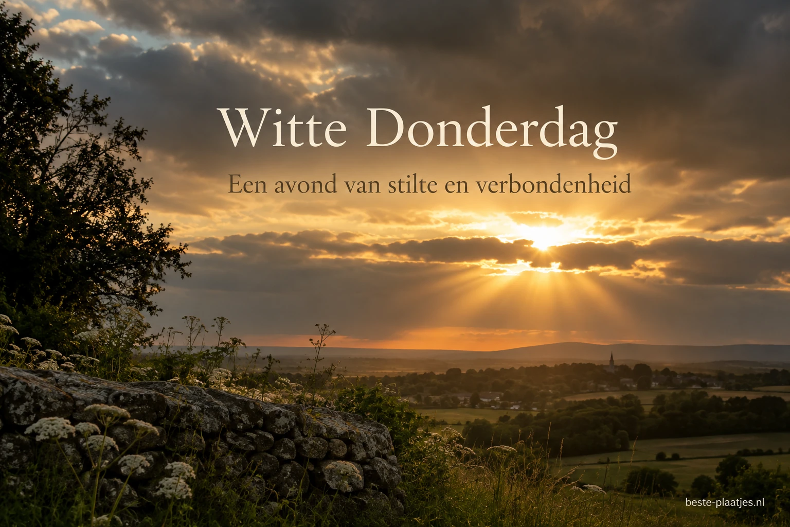 Gouden avondlicht breekt door donkere wolken boven een rustig landschap.