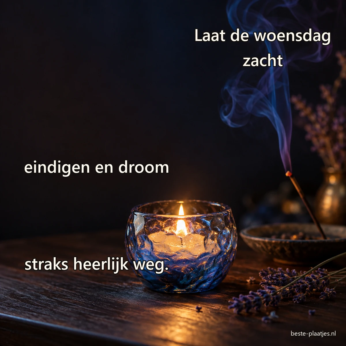 Een blauwe glazen kaars en kringelende wierookrook geven de avond een kalme gloed.