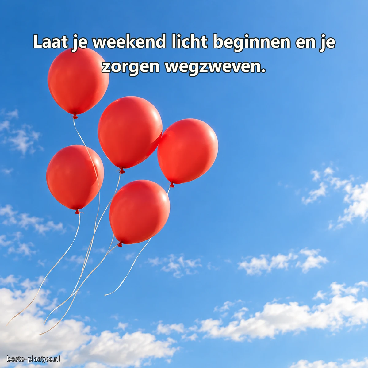 Vijf koraalrode ballonnen zweven samen in een helderblauwe lucht.
