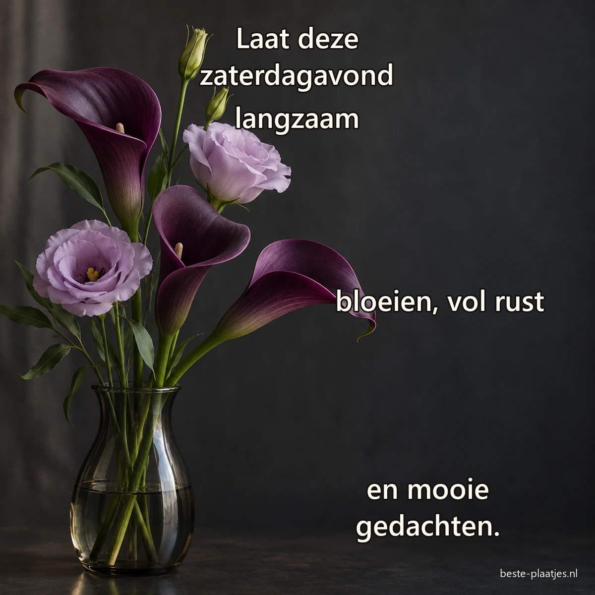 Paarse calla's en lila lisianthus staan in een rookglazen vaas tegen een donkere achtergrond.