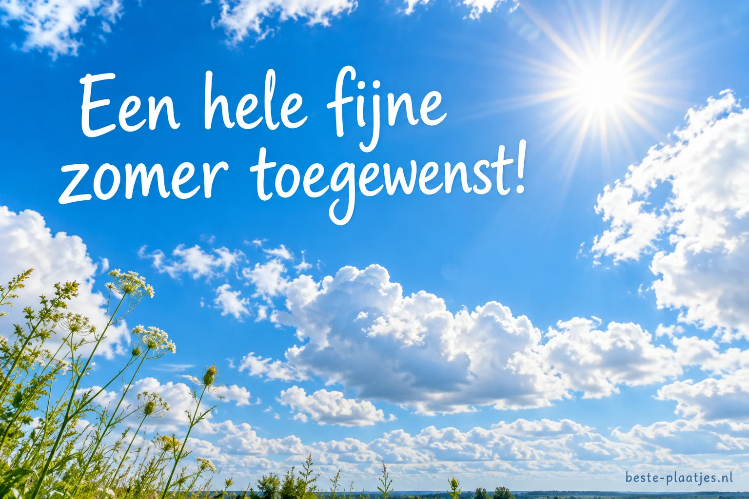 Witte wolken en zonlicht vullen een helderblauwe zomerlucht.