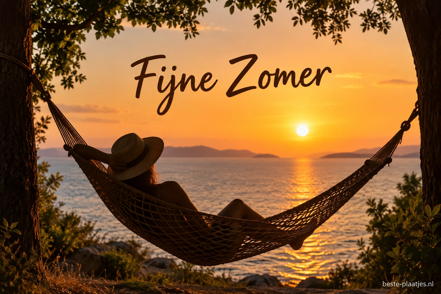 Iemand rust in een hangmat tussen bomen bij een gouden zonsondergang.