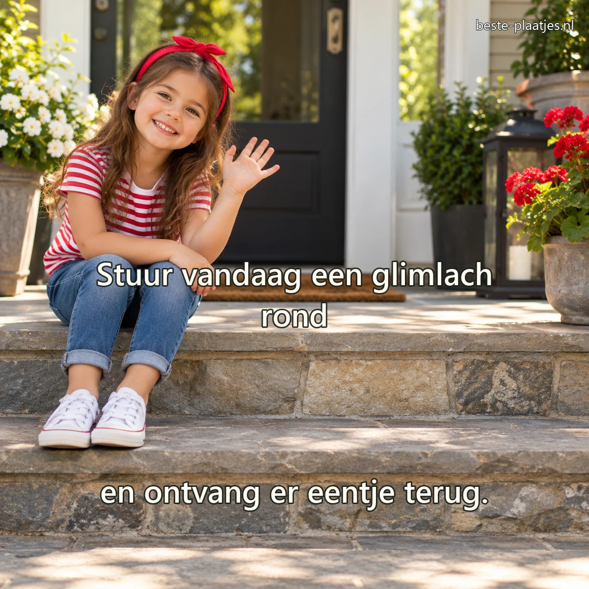 Een vrolijk meisje met rode haarband zwaait vanaf een zonnige stoep.