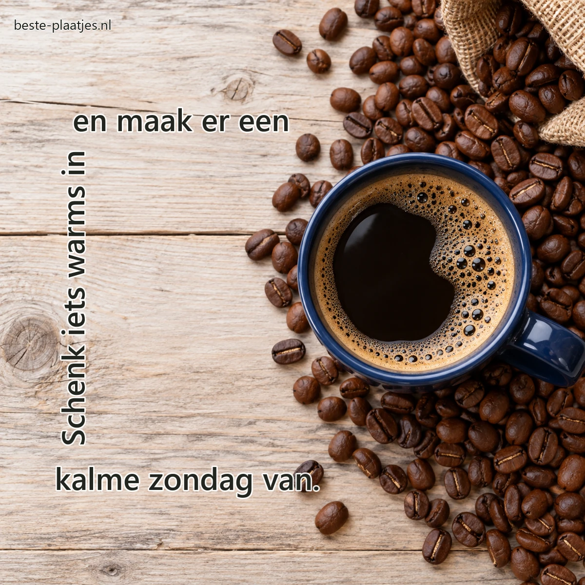 Een donkerblauwe koffiekop staat tussen koffiebonen op een lichte houten tafel. Een donkerblauwe koffiekop staat tussen koffiebonen op een lichte houten tafel.